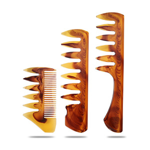 Peine de Estilismo para Hombre Amber, Peine de Dientes Anchos para Peinar el Cabello en Salón - Product Image 1