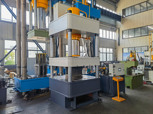 Pressa Idraulica a Quattro Colonne da 315 Tonnellate ad Alta Precisione con Motore Pompa per la Produzione di Caschi e Giubbotti Antiproiettile - Product Image 2