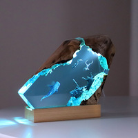 Sculpture de baleine à bosse en résine, effet de lumière nocturne, base en bois, décoration de table sur le thème de l'océan pour la maison et le bureau, 8 pouces, minimaliste