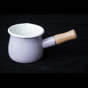 Famille de noël le plus populaire 500 ML chaleur casserole à lait marmite alimentaire Mini <span class=keywords><strong>pot</strong></span> à lait en fonte émaillée avec manche en bois anti-brûlure - Product Image 4