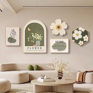 Conjunto de arte mural de estilo nórdico color crema, con forma irregular y patrón floral, pintura en porcelana de cristal para sala de estar junto al sofá. - Product Image 1