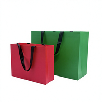 Sac en papier biodégradable personnalisé pour vêtements de vente au détail, avec design gaufré, jetable, recyclable, pour emballage cadeau
