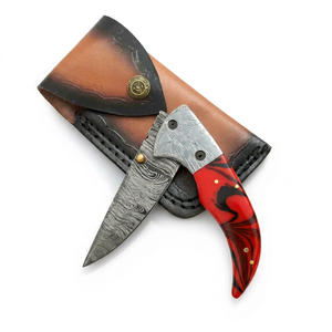 Couteau de chasse artisanal en acier Damas, pointe tombante, lame droite, manche rouge, étui en cuir, lame non réglable - Product Image 1