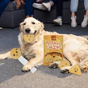 Yumuşak peluş doldurulmuş köpek oyuncak gıcırtılı özelliği interaktif Pet interaktif ve hareket oyuncaklar peynir patates cipsi çiğnemek ses - Product Image 1
