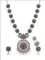 Ensemble collier long et boucles d'oreilles DIVYORO pour femme en cuivre oxydé et laiton, orné de pierres roses et vertes, idéal pour un mariage