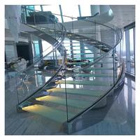 Escalier en colimaçon moderne et peu encombrant avec marches en bois massif et garde-corps en verre trempé pour villa intérieure