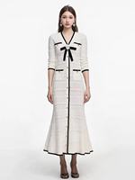 Robe en maille élégante à manches longues et col en V avec nœud contrastant, boutonnage simple et dentelle ajourée, collection Printemps 2026 pour femme