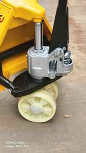 Transpaleta hidráulica manual de 3 toneladas de capacidad para manejo de materiales en almacén, transpaleta de servicio pesado con movimiento suave. - Product Image 2