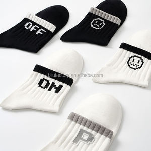 Chaussettes personnalisées de haute qualité - Personnalisation gratuite, couleurs unies unisexes, idéales pour les cadeaux d'entreprise et la promotion de marque - Product Image 5