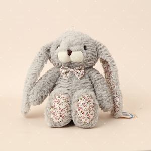 Le jouet en peluche lapin populaire avec de longues oreilles et des pieds à motifs floraux en cadeau Options personnalisées par des méthodes artisanales - Product Image 4