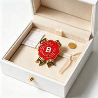 Épinglette personnalisée en émail dur avec ruban rouge, logo plaqué or, badge métallique avec emballage carte, broche promotionnelle souvenir de marque