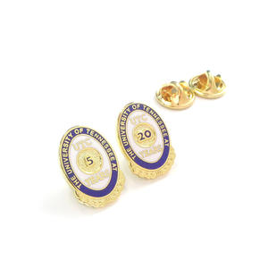 Insigne nominatif personnalisé en métal plaqué or broche en émail dur et doux avec embrayage en caoutchouc pour sac à dos chapeau technique de coulée - Product Image 3