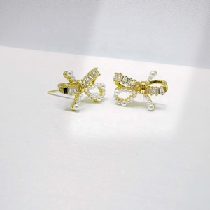 Pendientes personalizados de plata 925, plata de ley, sencillos, económicos, estilo coreano, para chicas, con perlas, circonitas, bonitos, de verano, chapados en oro, con lazo. - Product Image 4