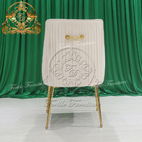 Chaise de salle à manger en velours rembourrée durable avec dossier et poignée dorée moderne de luxe pour hôtel, restaurant, table à manger