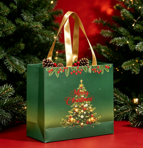 Tas Kertas Hadiah Natal Ramah Lingkungan Biodegradable Custom dengan Embossing Dekorasi Berry Pine dan Pegangan Pita - Product Image 4