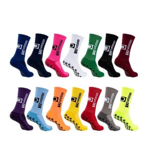 <span class=keywords><strong>Chaussettes</strong></span> de football antidérapantes en gros avec logo personnalisé, points en silicone, respirantes, <span class=keywords><strong>chaussettes</strong></span> athlétiques mi-mollet OEM ODM <span class=keywords><strong>OEKO</strong></span>-<span class=keywords><strong>TEX</strong></span> 100 - Product Image 1