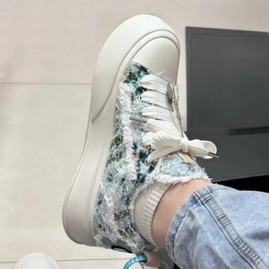 Zapatos de lona blancos de marca original de alta gama, hechos a medida, con parte superior de malla transpirable, acolchados para mayor comodidad al caminar, para mujer. - Product Image 2