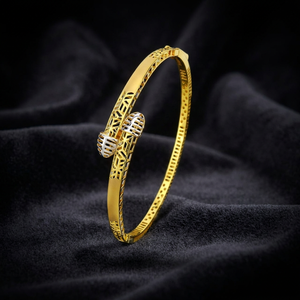 Bague contemporaine plaquée or 18 carats avec motif ajouré sculpté, accents de texture double, bijoux légers et élégants pour femmes - Product Image 3