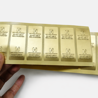 Pegatina con logotipo grabado en relieve dorado mate personalizada