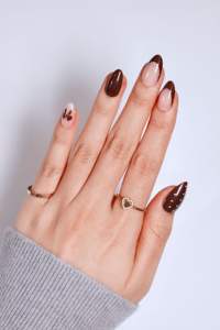 Uñas Postizas Color Chocolate Marrón con Punta Francesa, Diseño de Puntos y Mariposas, Forma Almendrada, Estampado Dorado, Longitud Media, Personalizadas OEM ODM - Product Image 2