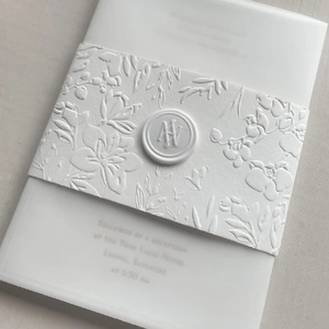 Carte d'invitation de mariage personnalisée avec motif floral en relief, impression numérique avec monogramme sur papier offset, carte de vœux - Product Image 1
