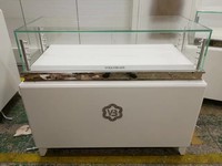 Comptoir de présentation de bijoux moderne en acier inoxydable blanc et argenté, vitrine de luxe en verre pour boutique de détail