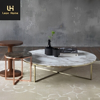 Table basse de salon de luxe au design moderne avec base en acier doré et plateau rond en marbre