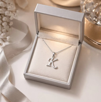 Ensemble de bijoux en acier inoxydable personnalisé avec initiales, collier, bracelet, boucles d'oreilles et bague en alphabet cursif pour femmes, ensemble cadeau de 4 pièces