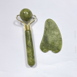 Rodillo facial de jade Xiuyan verde claro de alta calidad para aliviar la fatiga, rodillo de jade anti-hinchazón y set de guasha. - Product Image 3