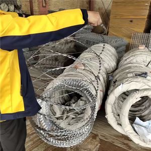 Fil barbelé galvanisé à chaud, fil barbelé de sécurité pour les frontières, fil barbelé concertina extensible enroulé - Product Image 1