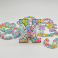 Perles rondes en acrylique de couleur macaron de A à Z, lettres en strass, appliques à repasser, patchs en lettres 3D
