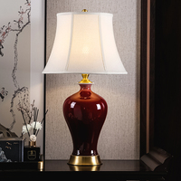 Lampe décorative de mariage en porcelaine, glaçure rouge à la mode, lampe de table en céramique avec base en cuivre