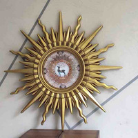 Miroir mural Sunburst avec cadre doré flamboyant et motif cheval central pour salon, décoration intérieure, vente en gros
