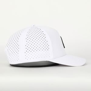 Casquette de golf personnalisée à 5 panneaux en polyester blanc perforée au laser, casquette de baseball imperméable pour homme avec logo en PVC - Product Image 4