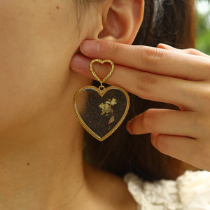 Boucles d'oreilles Huggie géométriques en forme de cœur avec fleurs séchées, style bohème, en acier inoxydable plaqué or 18 carats pour femme, Elodie, Anniversaire - Product Image 3