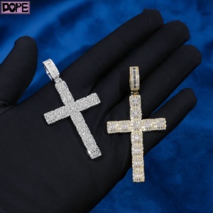 Listo para enviar Colgante de moissanita 925 Plata Iced Out Cristian Charm VVS Baguette Cut Moissanite Cross Pendant - Product Image 1