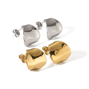 Pendientes geométricos de oro de 18k, plata, titanio y acero para mujer, para uso diario. - Product Image 5