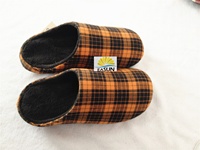 Pantoufles de Noël en gros et prix usine, pantoufles pour hommes, bottes pantoufles noires à semelle épaisse, chaussettes pantoufles pour femmes
