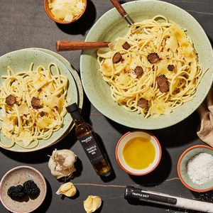 El juego <span class=keywords><strong>de</strong></span> regalo <span class=keywords><strong>de</strong></span> aceite <span class=keywords><strong>de</strong></span> oliva virgen extra Premium Thoughtfully Gourmet incluye 4 botellas <span class=keywords><strong>de</strong></span> metal 2 sales <span class=keywords><strong>de</strong></span> trufa herramientas <span class=keywords><strong>de</strong></span> especias <span class=keywords><strong>de</strong></span> hierbas reales - Product Image 4