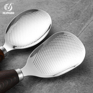 Cuchara para Arroz de Acero Inoxidable 304 con Acabado Espejo y Mango de Madera, Diseño Moderno, Se Mantiene Vertical Sin Toquear la Mesa - Product Image 4