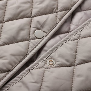 Manteau d'hiver lavande pour femmes d'âge mûr, col cranté élégant avec boutons, chaud, décontracté et idéal pour les trajets quotidiens - Product Image 4