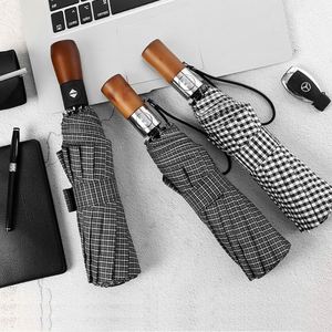 Paraguas de Lluvia Plegable Automático de Tres Secciones con Mango de Madera y 8 Varillas, Diseño a Cuadros, para Hombres y Mujeres - Product Image 2