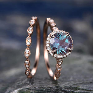 Anillo de compromiso Q153 en oro rosa con cristal de diamante de imitación, corte brillante redondo y engaste pavé para mujer - Product Image 1