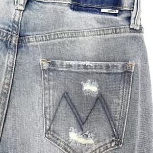 Jean cargo ample pour femme avec broderies décoratives, coupe large, style décontracté, taille mi-haute, denim délavé clair, vente en gros - Product Image 4