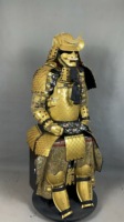Tenue complète de samouraï japonais avec armure dorée à motifs écailles et casque croissant de lune – Idéale pour collection d'art ou décoration intérieure