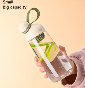 Bouteille d'eau en plastique de luxe 600 ml 2026 avec infuseur à fruits, vente en gros, logo personnalisé, bouteille de sport transparente avec poignée et couvercle à paille - Product Image 4