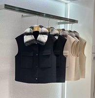 Gilet noir pour femme 100% laine, fermeture à boutons-pression, poches à rabat, style contrasté, col en fourrure de lapin Rex