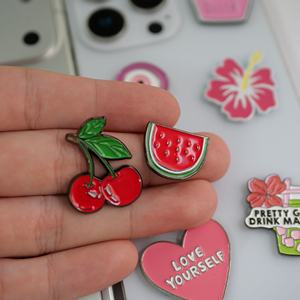 Модный современный металлический значок для женщин с эмалью в форме сердца для повседневного декора телефона и украшения - Product Image 4