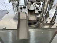 Machine de remplissage et de scellage automatique à air chaud pour cosmétiques, machine d'emballage cosmétique