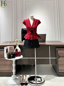 Ensemble haut en coton rouge à col en V et mini-jupe unie, féminin, respirant, tissé, service OEM - Product Image 5